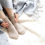 厚手の靴下を履いても足が冷える…原因は血流と自律神経？