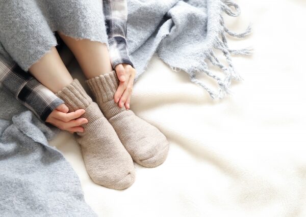 厚手の靴下を履いても足が冷える…原因は血流と自律神経？