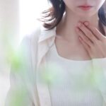 空気が胸から口に戻る感じがする原因とは？自律神経と体の関係