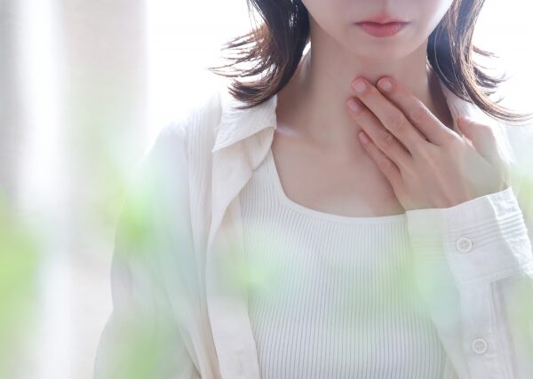 空気が胸から口に戻る感じがする原因とは？自律神経と体の関係